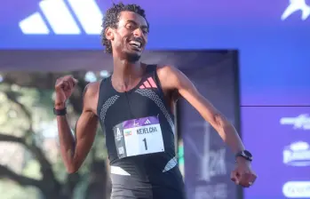 Yomif Kejelcha festejando su récord en Buenos Aires. FOTO AFP