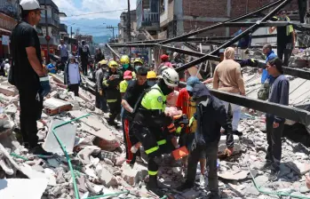Grupos de rescate se movilizan para enfrentar la tragedia en Pereira, una de las ciudades más afectadas. Foto: Manuel Saldarriaga.