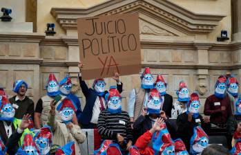 Los congresistas vistieron máscaras alusivas a “Papá Pitufo”. FOTO CORTESÍA