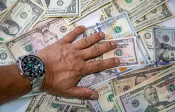 Las tensiones geopolíticas y el deterioro fiscal en Colombia continúan presionando el comportamiento del dólar y los precios internacionales del petróleo. FOTO EL COLOMBIANO