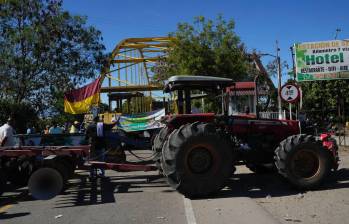 Las movilizaciones iniciadas el lunes ya comienzan a dejar serios impactos económicos. Hay afectaciones en el transporte de carga, escasez de alimentos e insumos, y aumento en precios, especialmente en productos de primera necesidad. FOTO: @MafeCarrascal.