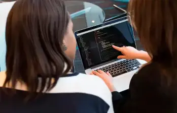 Trabajadores realizando su lenguaje de programación con apoyo de la inteligencia artificial. FOTO: PEXELS
