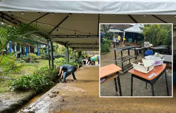 Adelante: el agua y el lodo afectaron las instalaciones del colegio. Atrás, empleados de la institución retiran lodo con palas. FOTO: Cortesía.