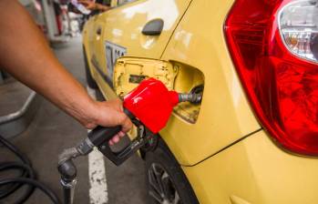 Las alzas en los precios de los combustibles ejercen presión en el costo de vida. FOTO Carlos Velásquez