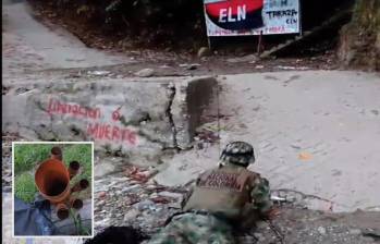 Un soldado realiza la maniobra de retirar la bandera del grupo armado ilegal. Abajo, artefacto explosivo hallado cerca. FOTO: Cortesía Denuncias Antioquia