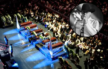 Varias coronas de flores llegaron al Movistar Arena para esta despedida. FOTOS Colprensa y cortesía