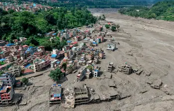 Las inundaciones provocaron el desbordamiento de un río en el distrito de Rasuwa, Nepal, cerca de la frontera con China. Foto: AFP
