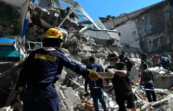 Los rescatistas luchan por encontrar vida bajo los escombros en las diferentes ciudades. Foto: Manuel Saldarriaga.