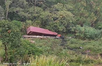 Así quedó el vehículo tras caer por el abismo de 200 metros luego de salirse de la vía. FOTO: Cortesía Denuncias Antioquia