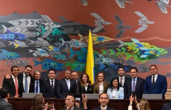 Los nuevos magistrados del CNE posan junto con miembros de la mesa directiva del Congreso. FOTO Senado de la República.