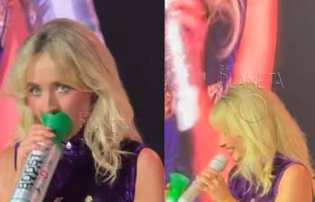 Sabrina Carpenter utilizó oxígeno durante su concierto en Bogotá debido a los efectos de la altura, sin detener su presentación. FOTO: captura de video/ Radio Planeta.