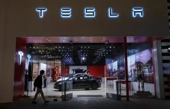 Tesla actualmente cuenta con más de 75.000 supercharges distribuidas por todo el mundo. Esto permite recargar un vehículo en 15 minutos para unos 322 kilómetros de autonomía. FOTO: GETTY