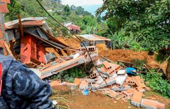 El alud que cayó en el sector de El Pinar destruyó por lo menos diez viviendas. Allí van ocho personas fallecidas. FOTOS: ESNEYDER GUTIÉRREZ