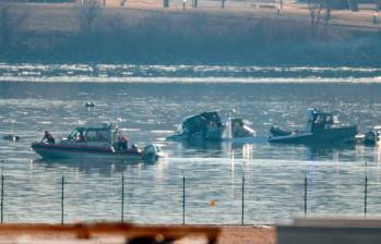 Los bomberos de Washington en medio de las labores de rescate en el río Potomac, en la capital estadounidense, donde cayeron las dos aeronaves siniestradas. FOTO: Getty