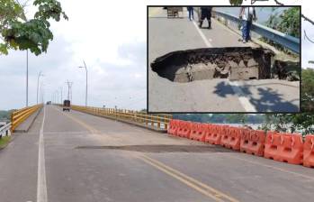 Adelante, la socavación presentada en uno de los extremos del puente. Atrás, el tránsito rehabilitado. FOTO: cortesía.