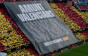 El club Valencia C.F. citó media hora antes del partido a sus aficionados para rendirles homenaje a los fallecidos por el fenómeno Dana. Foto: redes sociales. 