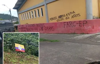 La bandera y las paredes pintadas por al parecer miembros de las Disidencias en Betulia. FOTO: Cortesía Denuncias Antioquia.