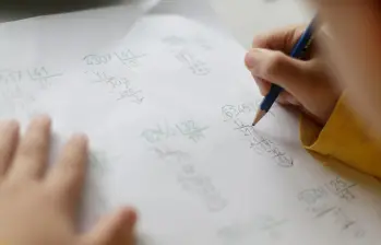 Un niño realiza operaciones matemáticas en casa. Estas habilidades están más desarrolladas en aquellos que han contado con los dedos. Foto: Europa press.