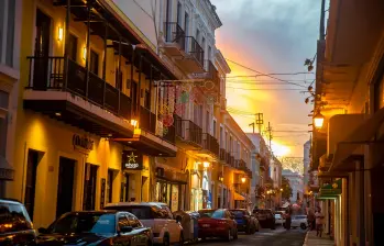 Recorrer el Viejo San Juan al caer la tarde es adentrarse en un escenario detenido en el tiempo, donde la modernidad del Caribe cede el paso a la solemnidad de la historia. Foto: Juan Antonio Sánchez 