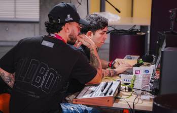 Uno de los estudios de Medellín Music Lab en la C4TA, donde jóvenes y productores trabajan en conjunto durante los campamentos musicales. FOTO cortesía Secretaría de la Juventud