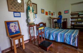 La habitación donde pasó su infancia el padre Jesús Antonio Gómez guarda su cama, su reclinatorio y otros objetos personales que evocan la memoria del posible próximo santo.