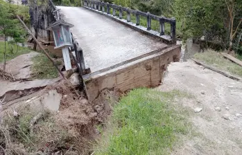 Así quedó el puente que conecta a las veredas Santa Rita y La Siria, de Yarumal, tras la creciente de una de las quebradas de la zona. FOTO: Cortesía Denuncias Antioquia