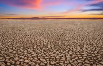 Las sequías extremas, intensificadas por el cambio climático, afectan ecosistemas y comunidades en todo el mundo, evidenciando la creciente crisis ambiental.. Foto: OMM