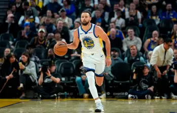Stephen Curry tiene 38 años, ganó la NBA en cinco ocasiones y es el máximo anotador de triples en la historia de la NBA. FOTO: GETTY