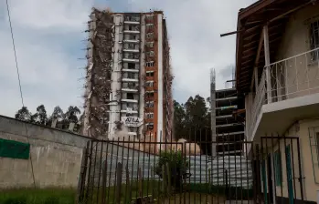 El edificio Altos del Lago, en Rionegro, fue implosionado el 4 de mayo de 2019, luego de encontrar decenas de irregularidades que pusieron en riesgo la vida de 116 familias. Algunos expertos aseguraron que este edificio no se cayó con las familias adentro de milagro. FOTO: JULIO CÉSAR HERRERA