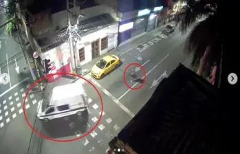 Imagen de las cámaras de seguridad que captaron el suceso en el centro de Envigado. FOTO: imagen tomada de redes.