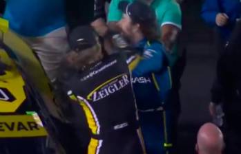 La pelea fue protagonizada por Ryan Blaney (azul) y Carson Hocevar (amarillo y negro). FOTO: Captura de vídeo