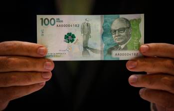 El billete de $100.000 está en circulación desde marzo de 2016 y cuenta con tecnología para una fácil revisión de si es real o no. FOTO: COLPRENSA