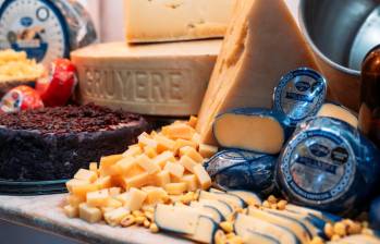 Cada vez son más comunes las tablas de quesos, que ya en muchos comercios se pueden adquirir armadas, pero muchas familias prefieren hacer sus propias y personalizadas versiones. FOTO: COLPRENSA