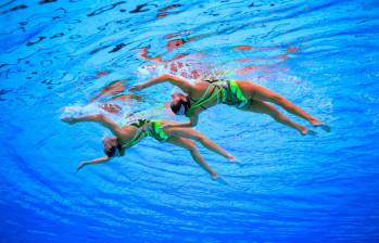 Melisa Ceballos y Estefanía Roa causan sensación en el Mundial de natación en Doha. FOTO AFP