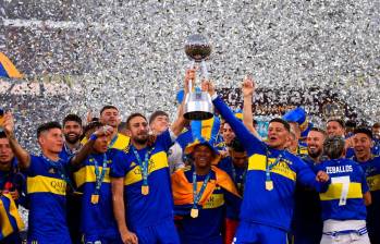 Con la bandera de Colombia en sus espaldas, Frank Fabra celebra el nuevo logro con Boca. También aparecen Villa y Campuzano. Buscarán la Libertadores. FOTO GETTY