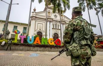 Se espera que en las próximas horas las autoridades aumenten su presencia en Ituango para que las familias puedan retornar a sus viviendas. FOTO: JUAN ANTONIO SÁNCHEZ