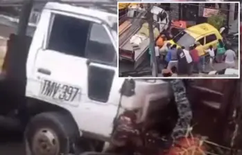 Adelante, vecinos tratan de rescatar a una de las víctimas del siniestro vial. Atrás, el automotor chocado. FOTO: imagen tomada de redes.