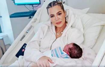 Khloé Kardashian posa con un bebé que nació por gestación subrogada. Ha sido criticada en redes sociales. FOTO Toamda de la serie Las Kardashians.