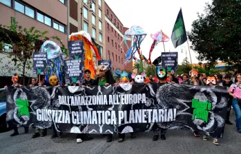 Activistas, comunidades indígenas y organizaciones ambientales tomaron las calles de Belém para exigir una transición justa y mayor ambición climática en la COP30. FOTO Getty