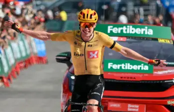 Andreas Leknessund celebra su victoria en la séptima etapa de la Vuelta a España, su primer triunfo en la ronda española. FOTO AFP