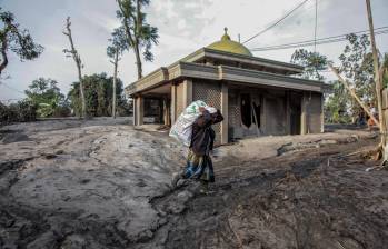 Varios poblados de Indonesia quedaron cubiertos por la ceniza volcánica. FOTO: EFE.