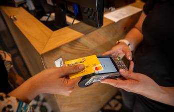 A raíz de la baja en la tasa de usura comprar con tarjeta de crédito será más económico. Foto: Carlos Alberto Velásquez. 