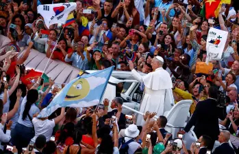 El saludo del papa León XIV a los jóvenes en su recorrido desde el papamóvil. FOTO: Tomada de @chrisjollyhale