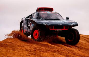 El español Carlos Sainz ganó la etapa del Rally Dakar que lidera el catarí Nasser Al-Attiyah (Toyota). FOTO EFE 