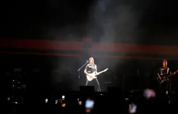 Juanes agradeció a Medellín por un cumpleaños muy feliz, frente a miles de asistentes. FOTO: ESNEYDER GUTIERREZ