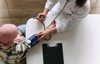 Científicos en el laboratorio ajustan células CAR-T, una terapia innovadora que ha mostrado resultados prometedores en el tratamiento de tumores cerebrales infantiles. FOTO: cortesía