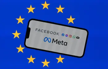 Una fotografía ilustrativa que muestra el logo de Meta en un teléfono frente a una bandera de la Unión Europea. FOTO: AFP