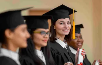 Grupo de personas que se inscribieron a la convocatoria de la Universidad Europea para impulsar su carrera profesional y encontrar empleo con más facilidad. FOTO: Cortesía