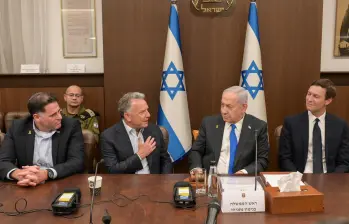 El primer ministro israelí, Benjamin Netanyahu, con el enviado especial de Estados Unidos para Medio Oriente, Steve Witkoff. FOTO: Xinhua