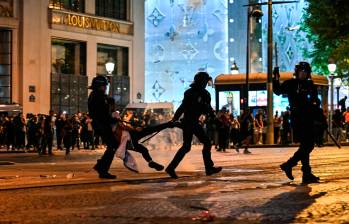 La madrugada en París fue caótica por cuenta de los desmanes. FOTO: AFP